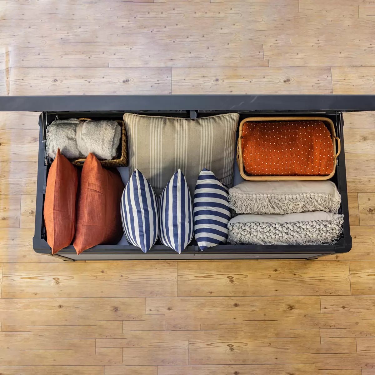 Keter Cortina 570L Plastic Storage Box – Grey - Image 3